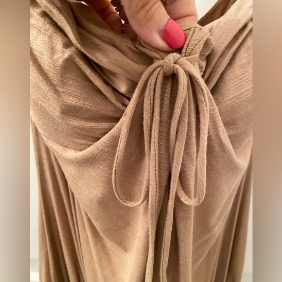 Women’s Size M Tan Strapless Top with Built in Bra Cups and Bow Detail at Front - Picture 5 of 7